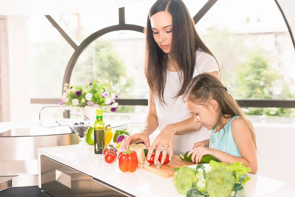 Söt liten flicka matlagning med hennes mor, hälsosam mat — Stockfoto