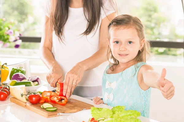 Sevimli küçük kız annesi mutfak at ile pişirme