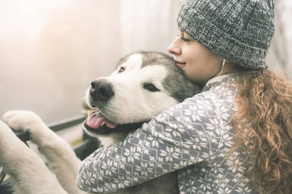 Imagen de la joven con su perro, Alaska Malamute, al aire libre —  Fotos de Stock