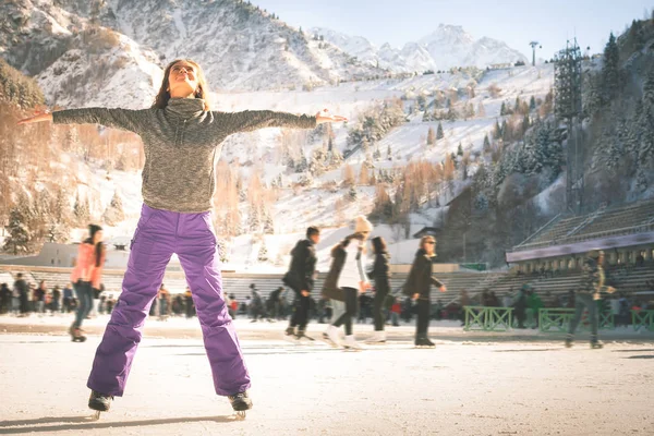 Lateinisches Mädchen beim Eislaufen im Freien auf der Eisbahn. Gesunder Lebensstil — Stockfoto