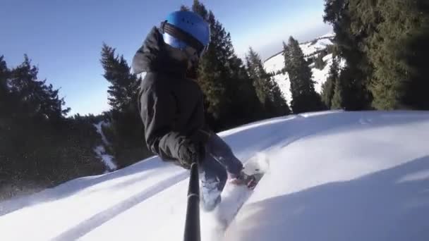Snowboarder homem montando em montanhas de alpes nevadas — Vídeo de Stock