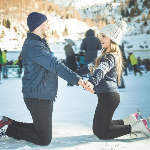 Couple heureux, filles et garçon patinage sur glace en plein air à la patinoire — Photo