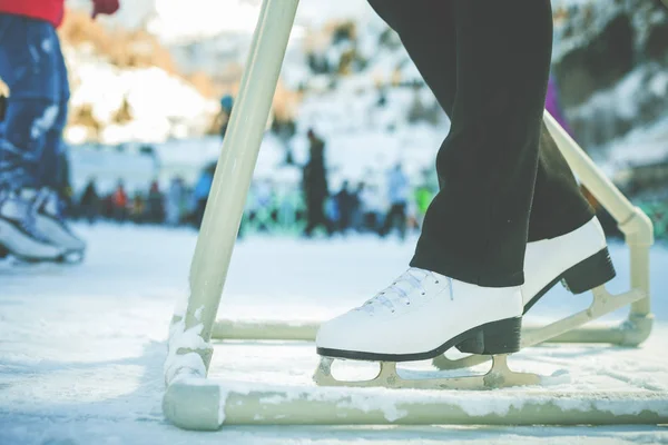 Buty sportowe zbliżenie łyżwach odkryty lodowisku — Zdjęcie stockowe