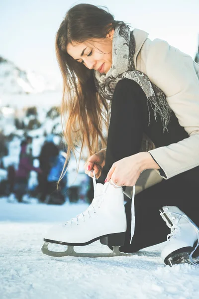 Donna cravatta lacci scarpe pattini di figura a pista di pattinaggio di ghiaccio primo piano — Foto Stock