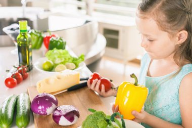 sevimli küçük kız pişirme