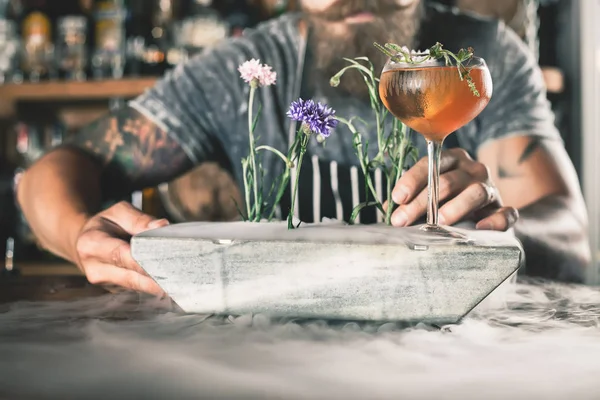 Closeup barman está fazendo coquetel com vapor de gelo — Fotografia de Stock