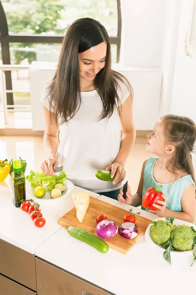 Söt liten flicka matlagning med hennes mor, hälsosam mat — Stockfoto