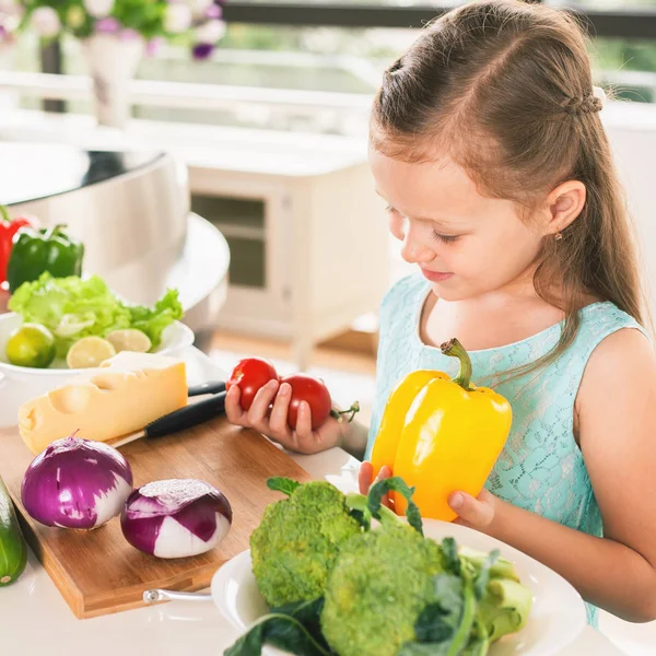 Gadis kecil yang lucu memasak — Stok Foto