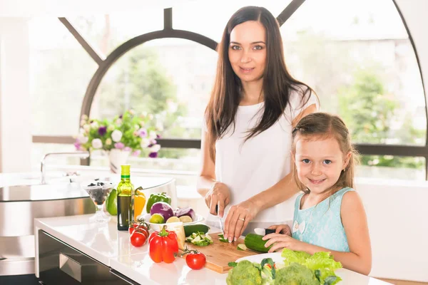 Gadis kecil yang lucu memasak dengan ibunya, makanan sehat — Stok Foto