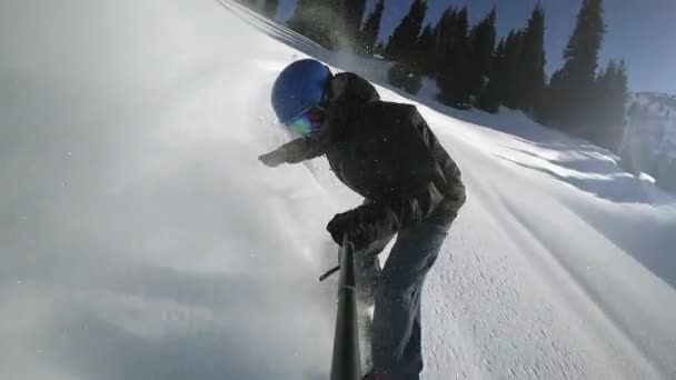 극단적인의 snowboarder Gopro 여 분말에 의해 타고의 클로즈업 — 비디오