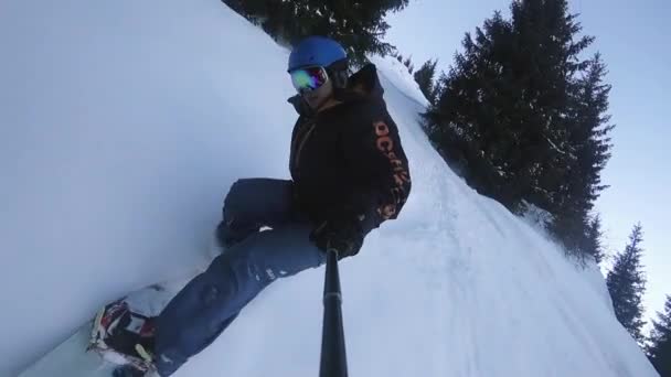 Primer plano de snowboarder extremo montar en polvo en la montaña backcountry. FullHD cámara lenta de vídeo por acción GoPro — Vídeo de stock