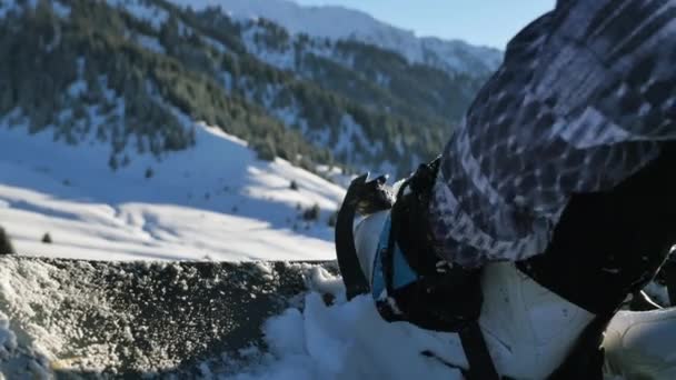 Cómo sujetar la encuadernación en el snowboard, cómo montar. Imágenes 4K, video de estilo de vida saludable. Deporte — Vídeo de stock