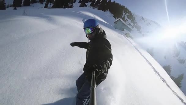 Close up de snowboarder extremo montando em pó por GoPro — Vídeo de Stock