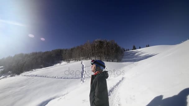 Beelden van snowboarder man avontuur, wandelen naar de besneeuwde bergen van de Alpen — Stockvideo