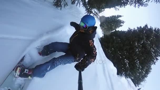 Närbild av extrema snowboardåkare ridning av pulver på berget backcountry. FullHD slowmotion video av actionkamera Gopro — Stockvideo