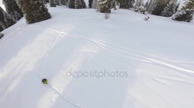 Havadan görünümü görüntüleri macera adamla snowboard Mountain