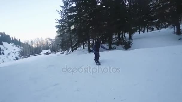 Ekstremalne snowboardzista kobieta jazdy w mountain resort. Snowboard — Wideo stockowe