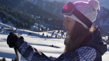 Hava manzaraya bakarak güzel genç snowboard kadın portresi.