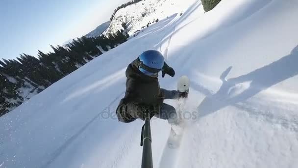 Gopro で粉末による乗馬極端なスノーボーダーのクローズ アップ — ストック動画