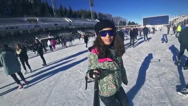 Full HD imágenes de mujer joven patinaje sobre hielo al aire libre en pista de hielo Medeo — Vídeos de Stock