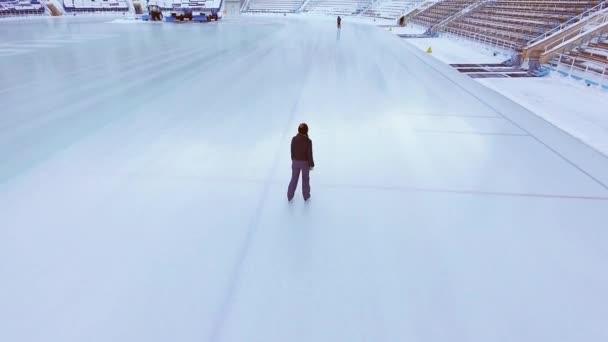 Vista aérea da mulher patinação no gelo ao ar livre, pista de gelo Medeo — Vídeo de Stock