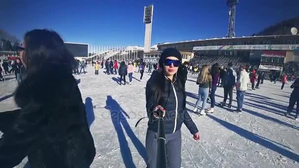 Full HD séquences jeune femme patinage sur glace en plein air à la patinoire Medeo — Video