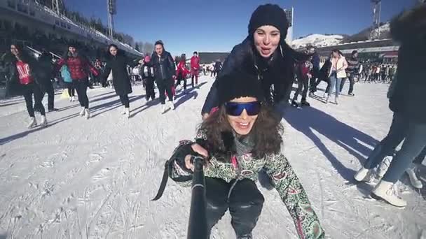 Full HD séquences jeunes femmes patinage sur glace en plein air à la patinoire Medeo — Video