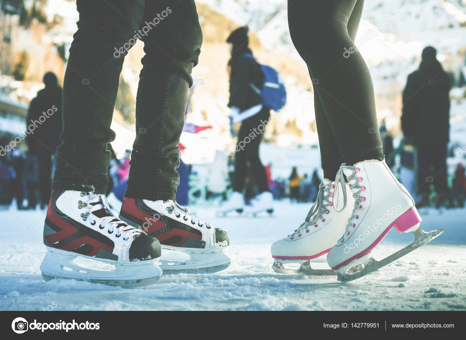 特写滑冰鞋在溜冰场溜冰户外——图库图片© Petunyia #142779951, image size:1600x1167