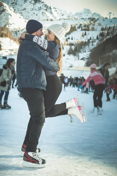 Embrasser couple, filles et garçon patin à glace en plein air à la patinoire — Photo