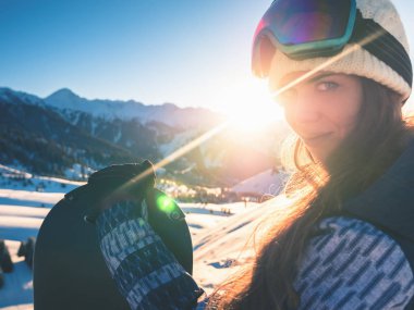 Yüksek dağ zemin üzerine snowboard kız portresi