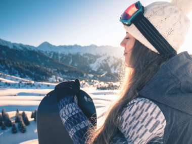 Kış sezon sonu. Yüksek dağ zemin üzerine snowboard kız portresi