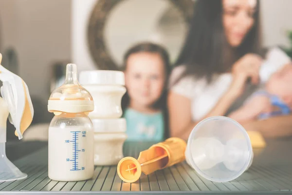 Flasche mit Milch und manueller Brustpumpe — Stockfoto