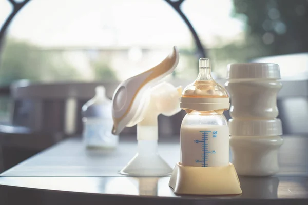 Ручной молокоотсос, молоко матери — стоковое фото