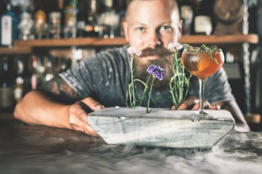 Barmen kokteyl yapıyor