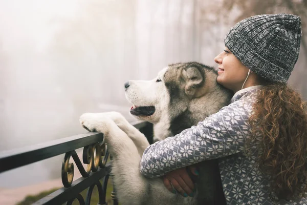 Imagem da menina com seu cão, malamute alasca, ao ar livre — Fotografia de Stock