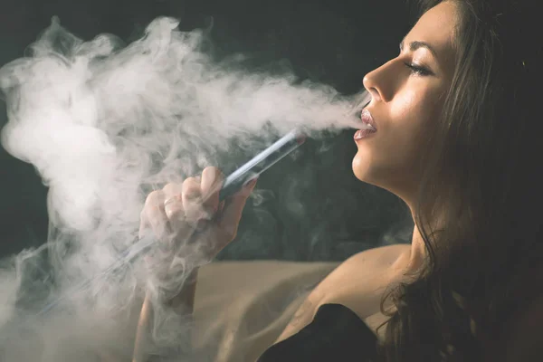 Joven, hermosa chica fumar una cachimba en el club — Foto de Stock