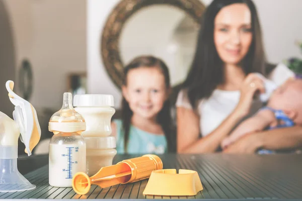 Flasche mit Milch und manueller Brustpumpe — Stockfoto