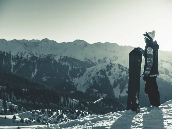 Aventure au sport d'hiver. Snowboarder fille — Photo
