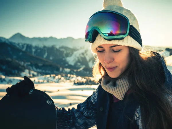 Portret snowboarder dziewczyna na tle wysokiej góry — Zdjęcie stockowe