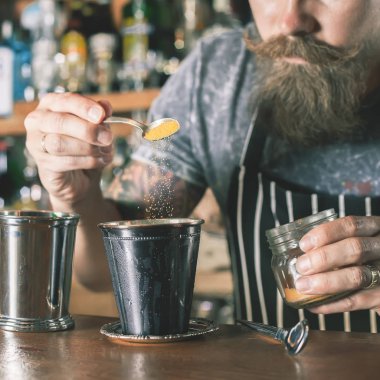 Yakışıklı barmen kokteyl yapıyor