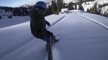 Aşırı snowboard tarafından Gopro tarafından toz sürme, yakın çekim
