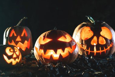 Halloween pumpkins, ahşap arka plan.