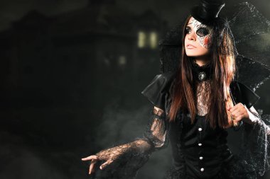 Giriş gece kulübüne, kıyafet sınırlıdır. Cadılar Bayramı partisi 2016