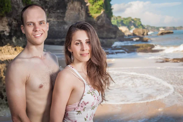 Glückliches Paar zu Fuß am Strand, Meerblick. Reisen auf bali. — Stockfoto