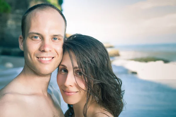 Casal feliz andando na praia, vista para o mar. Viajar em Bali . — Fotografia de Stock