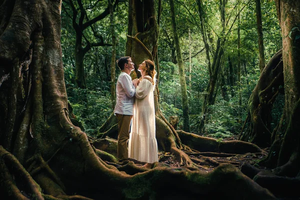 Pareja de luna de miel en el Jardín Botánico Balinés. Ubud, Bali —  Fotos de Stock