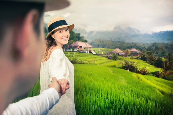 Šťastný pár cestování v jatiluwih rýžové terasy, Bali, Indonésie. — Stock fotografie
