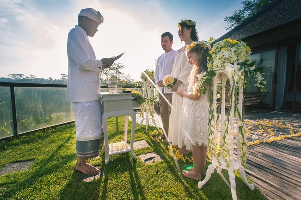 Ευτυχισμένος νεόνυμφους ζευγάρι σε γάμο, γαμήλια τελετή σε Ουμπούντ. — Φωτογραφία Αρχείου