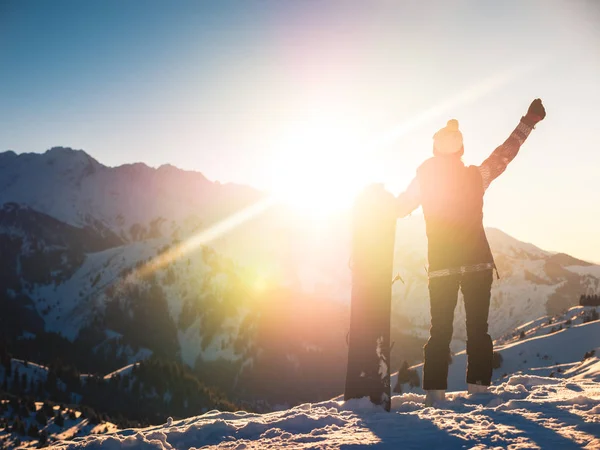 Kış sporları için macera. Snowboard kız