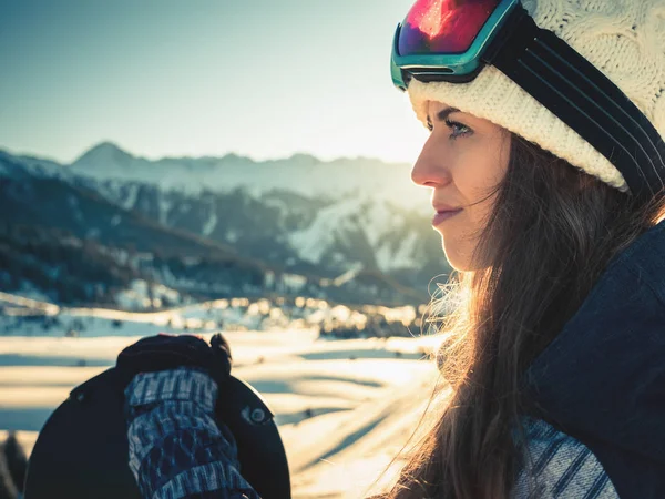 Πορτραίτο κοριτσιού snowboarder στο παρασκήνιο του υψηλού βουνού — Φωτογραφία Αρχείου